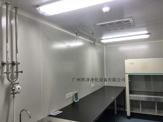 建造和使用潔凈室能有效減少室內(nèi)誘入、產(chǎn)生及滯留粒子。