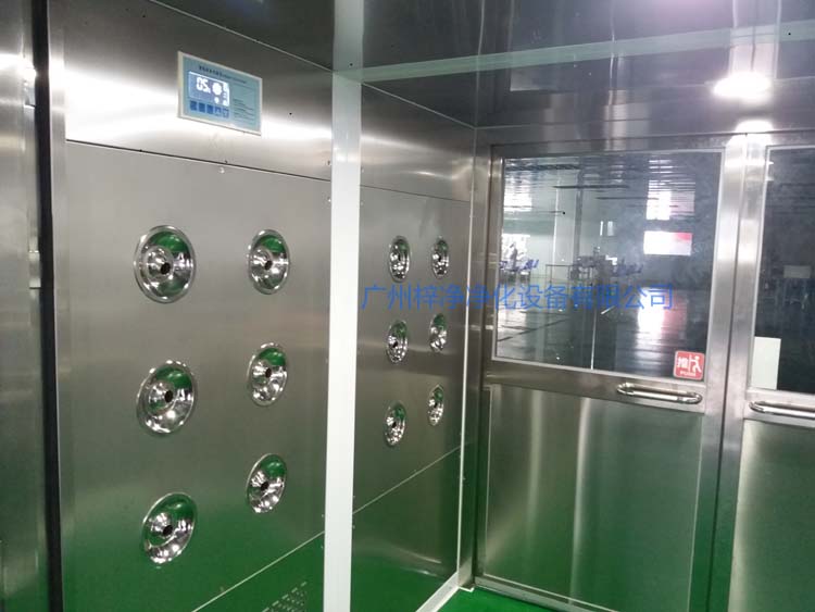 雙開門貨淋室工作區(qū)配智能控制器,方便人員使用操作。