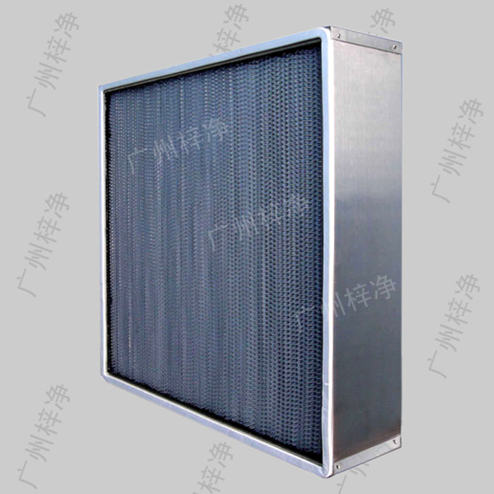 400度耐高溫高效過濾器可以滿足特殊工業(yè)的嚴(yán)格要求，適用于各種潔凈室、潔凈臺、制藥廠、生物廠、食品加工及其他任何需要嚴(yán)格控制空氣污染的場所。