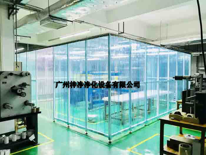 潔凈棚應(yīng)配備獨(dú)立的FFU風(fēng)機(jī)過濾單元送風(fēng)系統(tǒng)，以保證室內(nèi)空氣質(zhì)量。