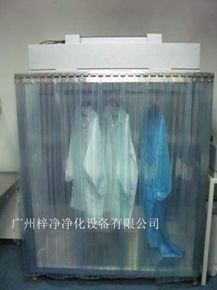 潔凈衣柜可制作為一體和分體，分體結(jié)構(gòu)為FFU+機(jī)架，在初效過濾器和高效過濾器終阻力的狀態(tài)下仍可保證風(fēng)量不變。